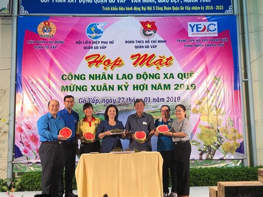 Hơn 97.300 suất quà trị giá trên 24 tỷ đồng chăm lo cho phụ nữ các giới đón xuân Hon 97.300 suat qua tri gia tren 24 ty dong cham lo cho phu nu cac gioi don xuan
