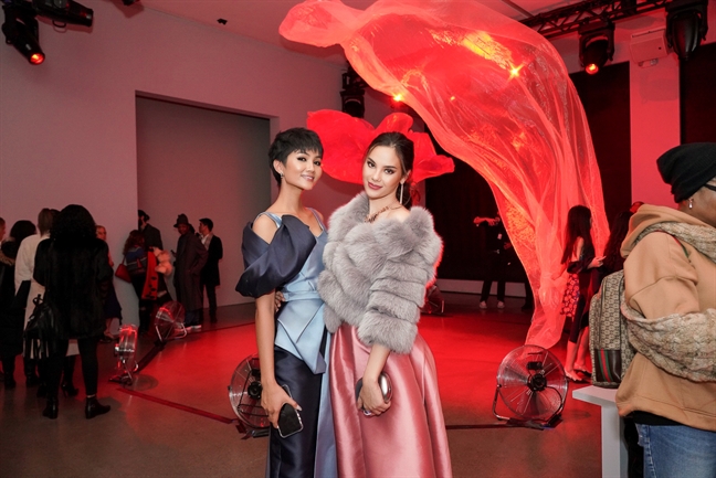 H’Hen Niê đọ sắc cùng Hoa hậu Hoàn vũ 2018 tại Tuần lễ Thời trang New York H’Hen Nie do sac cung Hoa hau Hoan vu 2018 tai Tuan le Thoi trang New York