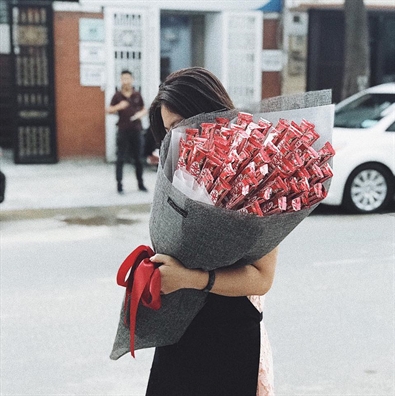 Quà hoa gói tiền thật 'cháy hàng' mùa Valentine Qua hoa goi tien that 'chay hang' mua Valentine