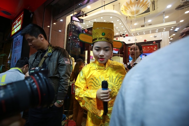 Xếp hàng từ 5-7g sáng để mua vàng, heo quay ngày vía Thần Tài Xep hang tu 5-7g sang de mua vang, heo quay ngay via Than Tai