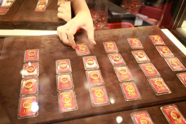 Xếp hàng từ 5-7g sáng để mua vàng, heo quay ngày vía Thần Tài Xep hang tu 5-7g sang de mua vang, heo quay ngay via Than Tai