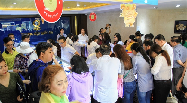 Xếp hàng từ 5-7g sáng để mua vàng, heo quay ngày vía Thần Tài Xep hang tu 5-7g sang de mua vang, heo quay ngay via Than Tai