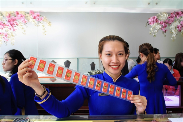 Xếp hàng từ 5-7g sáng để mua vàng, heo quay ngày vía Thần Tài Xep hang tu 5-7g sang de mua vang, heo quay ngay via Than Tai