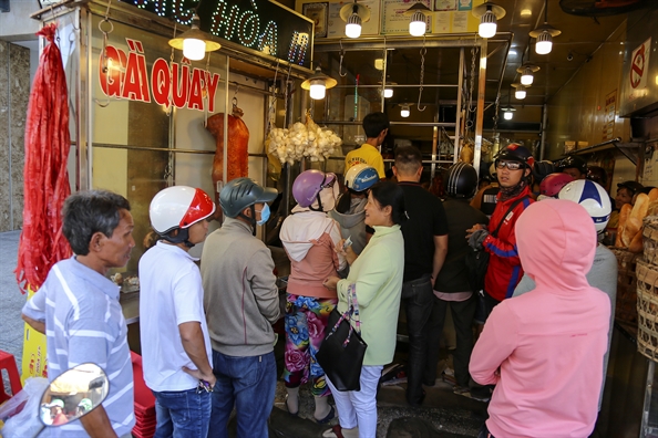 Xếp hàng từ 5-7g sáng để mua vàng, heo quay ngày vía Thần Tài Xep hang tu 5-7g sang de mua vang, heo quay ngay via Than Tai