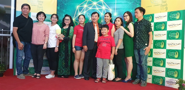 Sân khấu Hoàng Thái Thanh 'mở cửa hàng tạp hóa' mừng sinh nhật San khau Hoang Thai Thanh 'mo cua hang tap hoa' mung sinh nhat