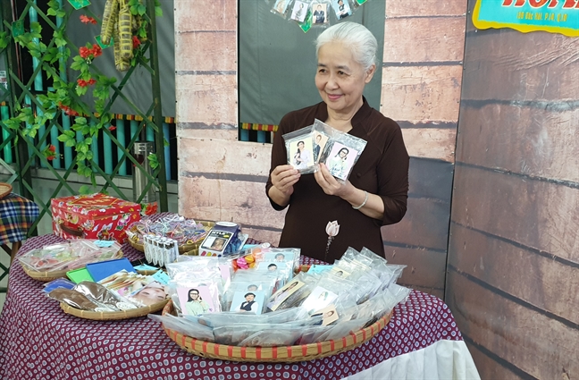 Sân khấu Hoàng Thái Thanh 'mở cửa hàng tạp hóa' mừng sinh nhật San khau Hoang Thai Thanh 'mo cua hang tap hoa' mung sinh nhat