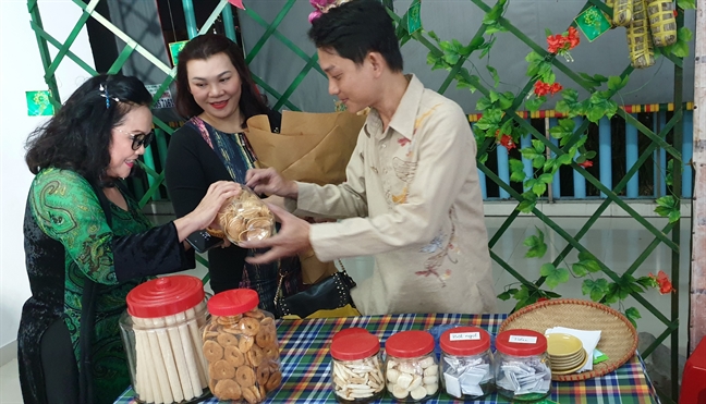 Sân khấu Hoàng Thái Thanh 'mở cửa hàng tạp hóa' mừng sinh nhật San khau Hoang Thai Thanh 'mo cua hang tap hoa' mung sinh nhat