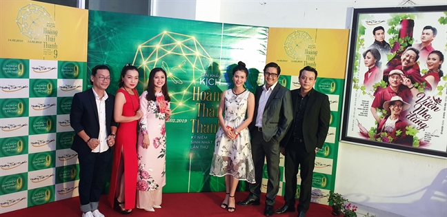 Sân khấu Hoàng Thái Thanh 'mở cửa hàng tạp hóa' mừng sinh nhật San khau Hoang Thai Thanh 'mo cua hang tap hoa' mung sinh nhat