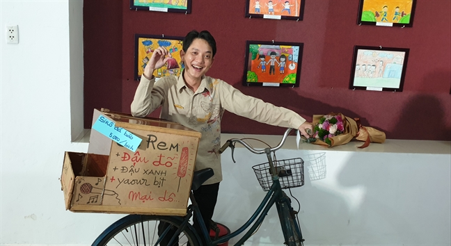 Sân khấu Hoàng Thái Thanh 'mở cửa hàng tạp hóa' mừng sinh nhật San khau Hoang Thai Thanh 'mo cua hang tap hoa' mung sinh nhat