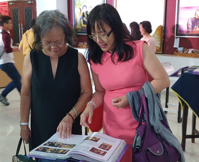 Sân khấu Hoàng Thái Thanh 'mở cửa hàng tạp hóa' mừng sinh nhật San khau Hoang Thai Thanh 'mo cua hang tap hoa' mung sinh nhat