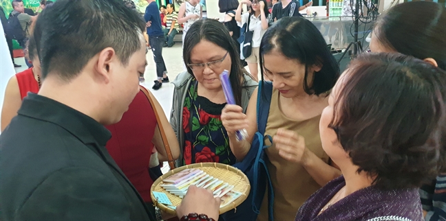 Sân khấu Hoàng Thái Thanh 'mở cửa hàng tạp hóa' mừng sinh nhật San khau Hoang Thai Thanh 'mo cua hang tap hoa' mung sinh nhat