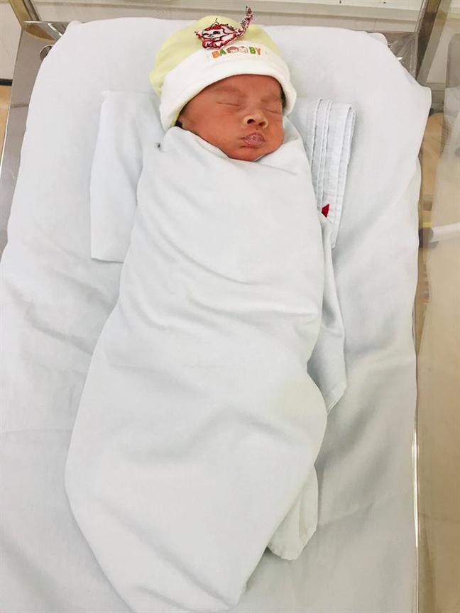 Người mẹ trẻ quên lời hứa đến bệnh viện nhận lại con sau khi ăn tết Nguoi me tre quen loi hua den benh vien nhan lai con sau khi an tet