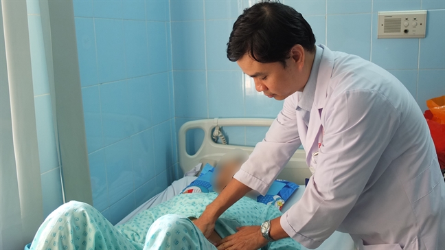 Ôm bụng chịu đau lo xong đám cưới cho cháu, người đàn ông suýt chết vì vỡ túi phình động mạch chủ bụng Om bung chiu dau lo xong dam cuoi cho chau, nguoi dan ong suyt chet vi vo tui phinh dong mach chu bung