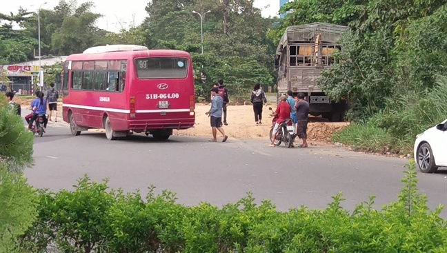 CSGT tăng cường ‘trị’ xe buýt chạy ẩu, vi phạm luật giao thông CSGT tang cuong ‘tri’ xe buyt chay au, vi pham luat giao thong
