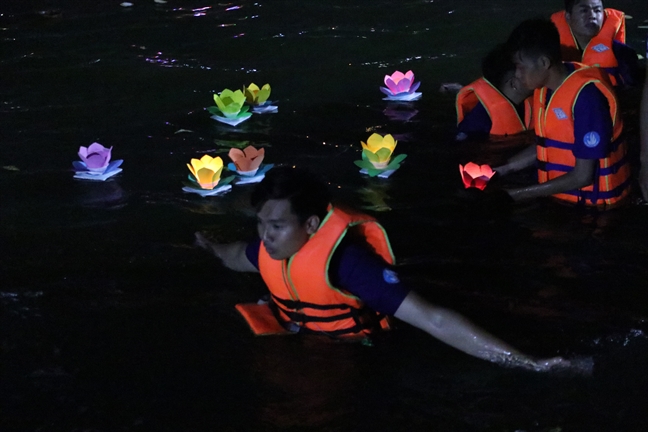 Rực rỡ hoa đăng rằm tháng Giêng Ruc ro hoa dang ram thang Gieng
