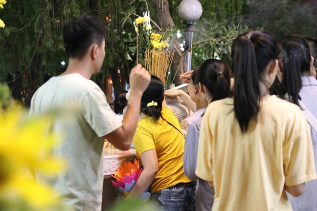 Rực rỡ hoa đăng rằm tháng Giêng Ruc ro hoa dang ram thang Gieng