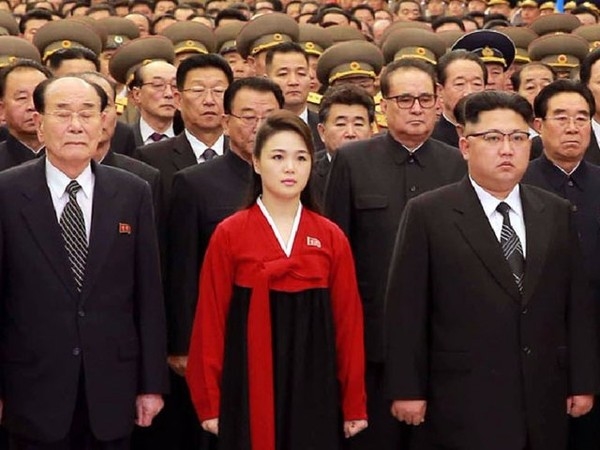 Gu thời trang thanh lịch của phu nhân chủ tịch Kim Jong Un Gu thoi trang thanh lich cua phu nhan chu tich Kim Jong Un