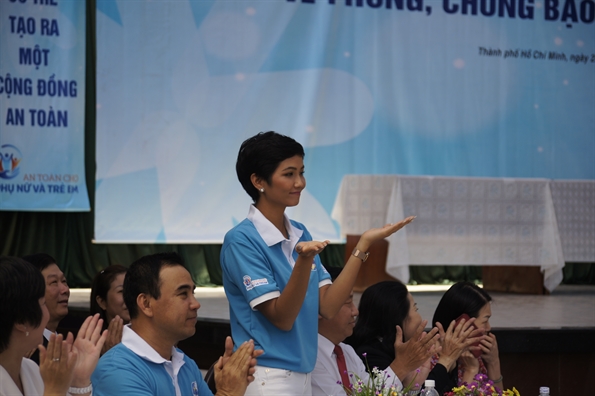Hoa hậu H’Hen Nie và diễn viên Quyền Linh: Đại sứ của 'Năm an toàn cho phụ nữ và trẻ em 2019' Hoa hau H’Hen Nie va dien vien Quyen Linh: Dai su cua 'Nam an toan cho phu nu va tre em 2019'