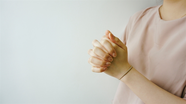 Bộ quần áo vẫn còn nằm trên dây phơi Bo quan ao van con nam tren day phoi