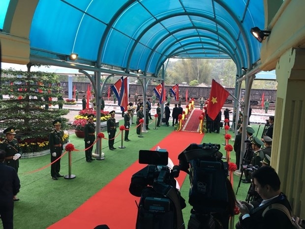 Chủ tịch UBND TP Hà Nội tặng hoa chào mừng Chủ tịch Kim Jong-un Chu tich UBND TP Ha Noi tang hoa chao mung Chu tich Kim Jong-un