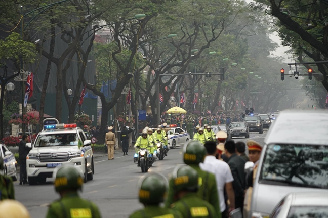 Chủ tịch UBND TP Hà Nội tặng hoa chào mừng Chủ tịch Kim Jong-un Chu tich UBND TP Ha Noi tang hoa chao mung Chu tich Kim Jong-un
