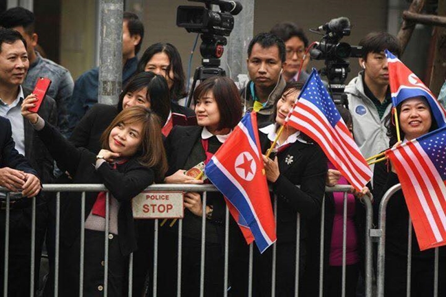 Chủ tịch UBND TP Hà Nội tặng hoa chào mừng Chủ tịch Kim Jong-un Chu tich UBND TP Ha Noi tang hoa chao mung Chu tich Kim Jong-un