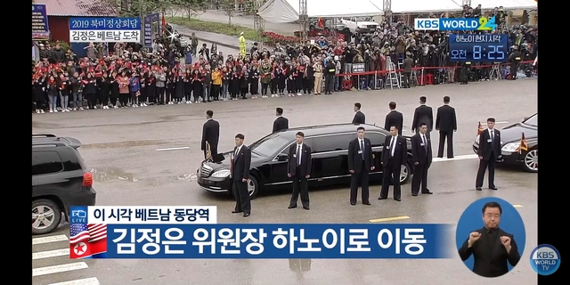 Chủ tịch UBND TP Hà Nội tặng hoa chào mừng Chủ tịch Kim Jong-un Chu tich UBND TP Ha Noi tang hoa chao mung Chu tich Kim Jong-un