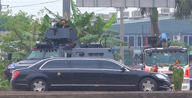 Chủ tịch UBND TP Hà Nội tặng hoa chào mừng Chủ tịch Kim Jong-un Chu tich UBND TP Ha Noi tang hoa chao mung Chu tich Kim Jong-un