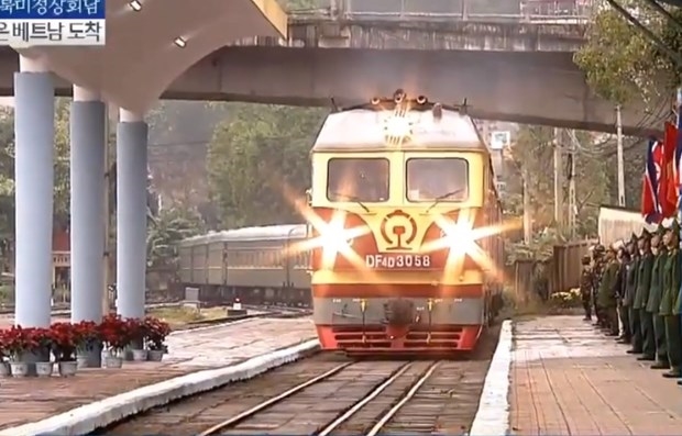 Chủ tịch UBND TP Hà Nội tặng hoa chào mừng Chủ tịch Kim Jong-un Chu tich UBND TP Ha Noi tang hoa chao mung Chu tich Kim Jong-un