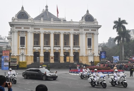 Chủ tịch UBND TP Hà Nội tặng hoa chào mừng Chủ tịch Kim Jong-un Chu tich UBND TP Ha Noi tang hoa chao mung Chu tich Kim Jong-un