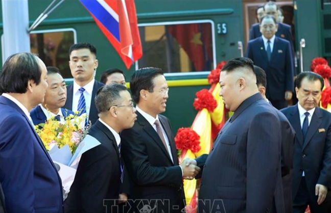 Chủ tịch UBND TP Hà Nội tặng hoa chào mừng Chủ tịch Kim Jong-un Chu tich UBND TP Ha Noi tang hoa chao mung Chu tich Kim Jong-un