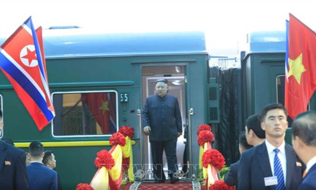 Chủ tịch UBND TP Hà Nội tặng hoa chào mừng Chủ tịch Kim Jong-un Chu tich UBND TP Ha Noi tang hoa chao mung Chu tich Kim Jong-un