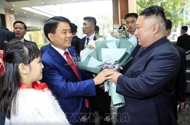 Chủ tịch UBND TP Hà Nội tặng hoa chào mừng Chủ tịch Kim Jong-un Chu tich UBND TP Ha Noi tang hoa chao mung Chu tich Kim Jong-un