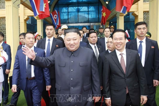 Chủ tịch UBND TP Hà Nội tặng hoa chào mừng Chủ tịch Kim Jong-un Chu tich UBND TP Ha Noi tang hoa chao mung Chu tich Kim Jong-un