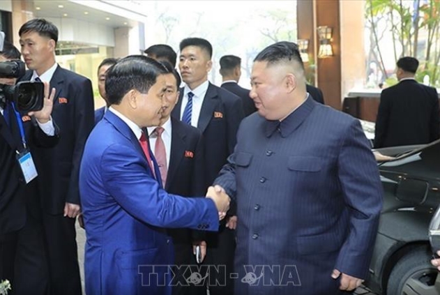 Chủ tịch UBND TP Hà Nội tặng hoa chào mừng Chủ tịch Kim Jong-un Chu tich UBND TP Ha Noi tang hoa chao mung Chu tich Kim Jong-un