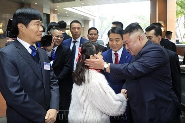 Chủ tịch UBND TP Hà Nội tặng hoa chào mừng Chủ tịch Kim Jong-un Chu tich UBND TP Ha Noi tang hoa chao mung Chu tich Kim Jong-un