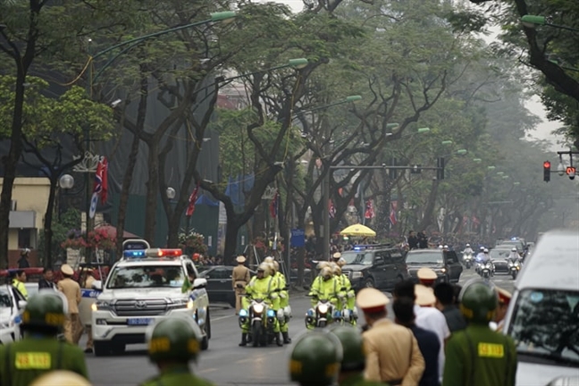 Chủ tịch UBND TP Hà Nội tặng hoa chào mừng Chủ tịch Kim Jong-un Chu tich UBND TP Ha Noi tang hoa chao mung Chu tich Kim Jong-un
