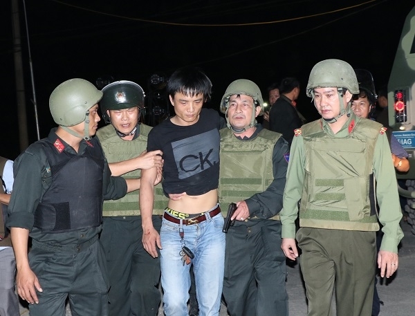 Khởi tố nhóm nghi phạm buôn ma túy ôm súng và lựu đạn cố thủ khi vây bắt Khoi to nhom nghi pham buon ma tuy om sung va luu dan co thu khi vay bat