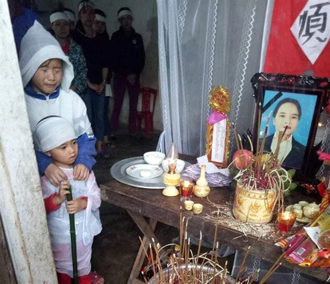 Tiếng khóc xé lòng của hai đứa trẻ mồ côi bên quan tài mẹ Tieng khoc xe long cua hai dua tre mo coi ben quan tai me