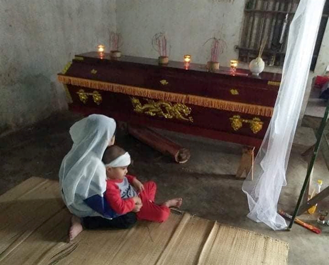 Tiếng khóc xé lòng của hai đứa trẻ mồ côi bên quan tài mẹ Tieng khoc xe long cua hai dua tre mo coi ben quan tai me