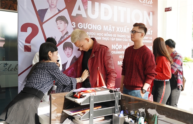 Ca sĩ Hồng Nhung: 'Thế hệ thần tượng mới cần được đào tạo toàn diện' Ca si Hong Nhung: 'The he than tuong moi can duoc dao tao toan dien'