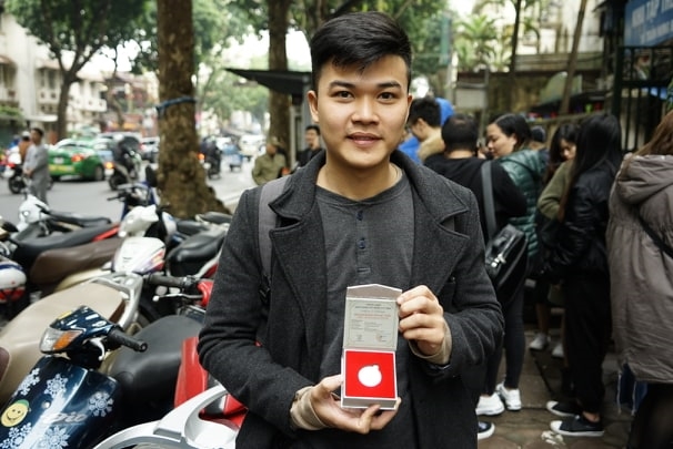 Chen nhau xếp hàng từ mờ sáng mua đồng xu kỷ niệm Hội nghị thượng đỉnh Mỹ - Triều Chen nhau xep hang tu mo sang mua dong xu ky niem Hoi nghi thuong dinh My - Trieu