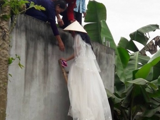 Là con gái đừng để phải đi cửa sau vào nhà chồng trong ngày cưới, con nhé! La con gai dung de phai di cua sau vao nha chong trong ngay cuoi, con nhe!