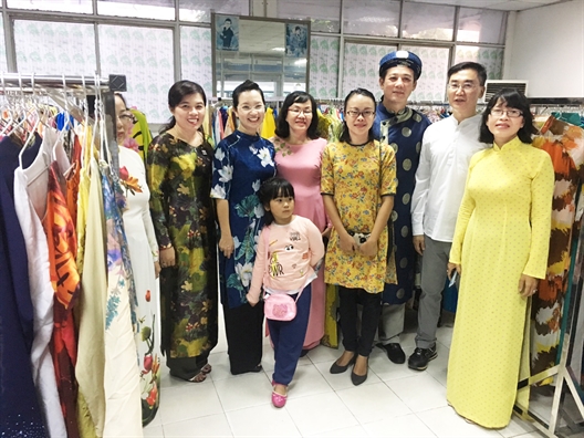 Những tủ áo dài 'người có tặng người khó' Nhung tu ao dai 'nguoi co tang nguoi kho'