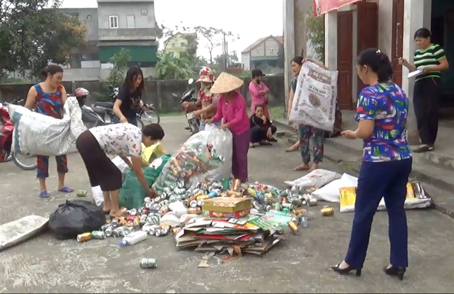 Biến rác thải thành thẻ bảo hiểm y tế cho người nghèo Bien rac thai thanh the bao hiem y te cho nguoi ngheo