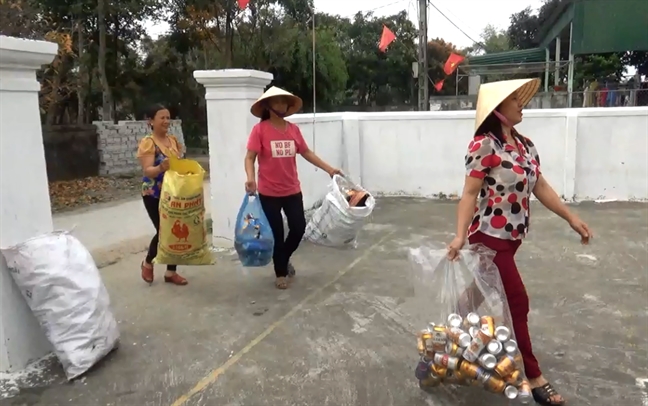 Biến rác thải thành thẻ bảo hiểm y tế cho người nghèo Bien rac thai thanh the bao hiem y te cho nguoi ngheo