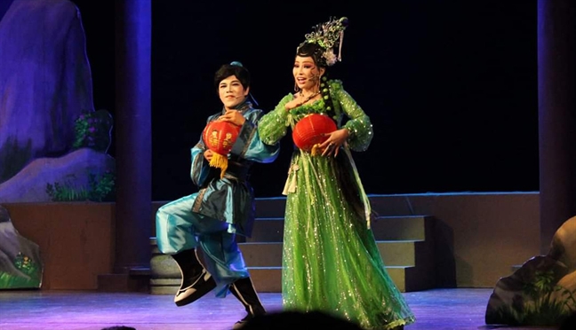 Sàn diễn cải lương nỗ lực sáng đèn San dien cai luong no luc sang den