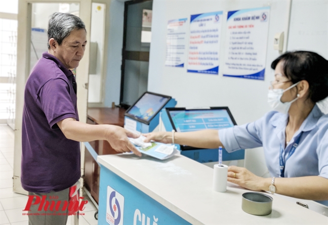 Xếp hàng từ 3 giờ sáng, người bệnh đặt chai nước, túi xách... để giữ chỗ khám bệnh Xep hang tu 3 gio sang, nguoi benh dat chai nuoc, tui xach... de giu cho kham benh