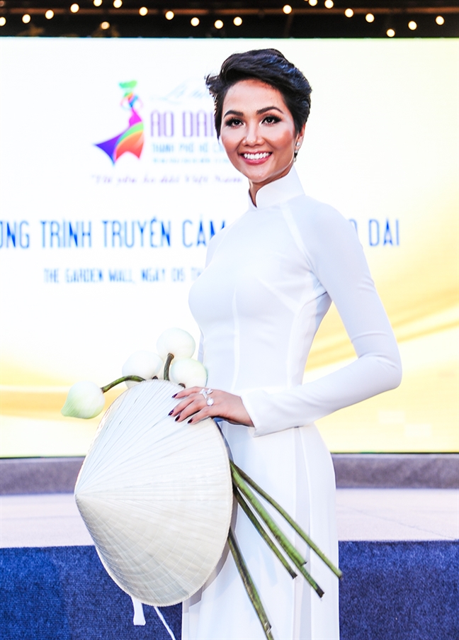 Hoa hậu Hoàn vũ H’Hen Niê trao tặng áo dài thổ cẩm cho Bảo tàng Áo dài Hoa hau Hoan vu H’Hen Nie trao tang ao dai tho cam cho Bao tang Ao dai