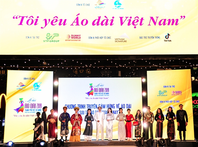 Hoa hậu Hoàn vũ H’Hen Niê trao tặng áo dài thổ cẩm cho Bảo tàng Áo dài Hoa hau Hoan vu H’Hen Nie trao tang ao dai tho cam cho Bao tang Ao dai